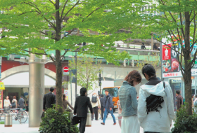 賑わう街並みのイメージ