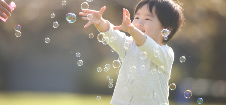 シャボン玉で遊ぶ子ども（イメージ）